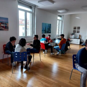 ragazzi seduti a gruppetti